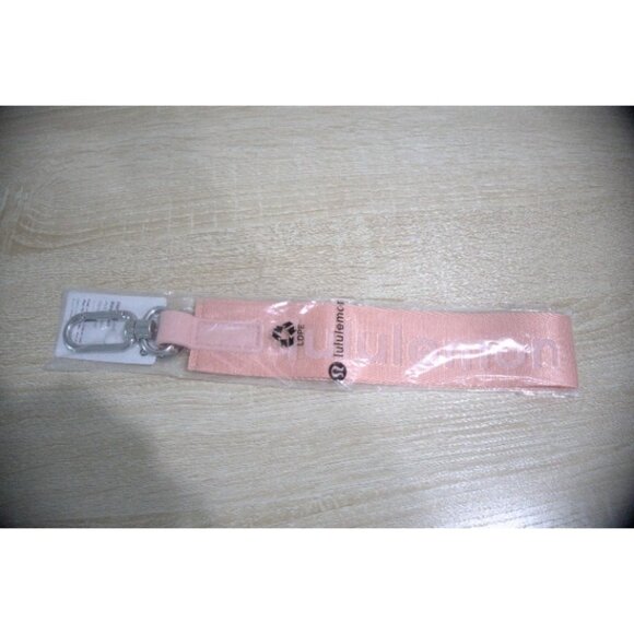 LULULEMON NEVER LOST KEYCHAIN PINK LIGHT NWT So Cute - Picture 1 of 3